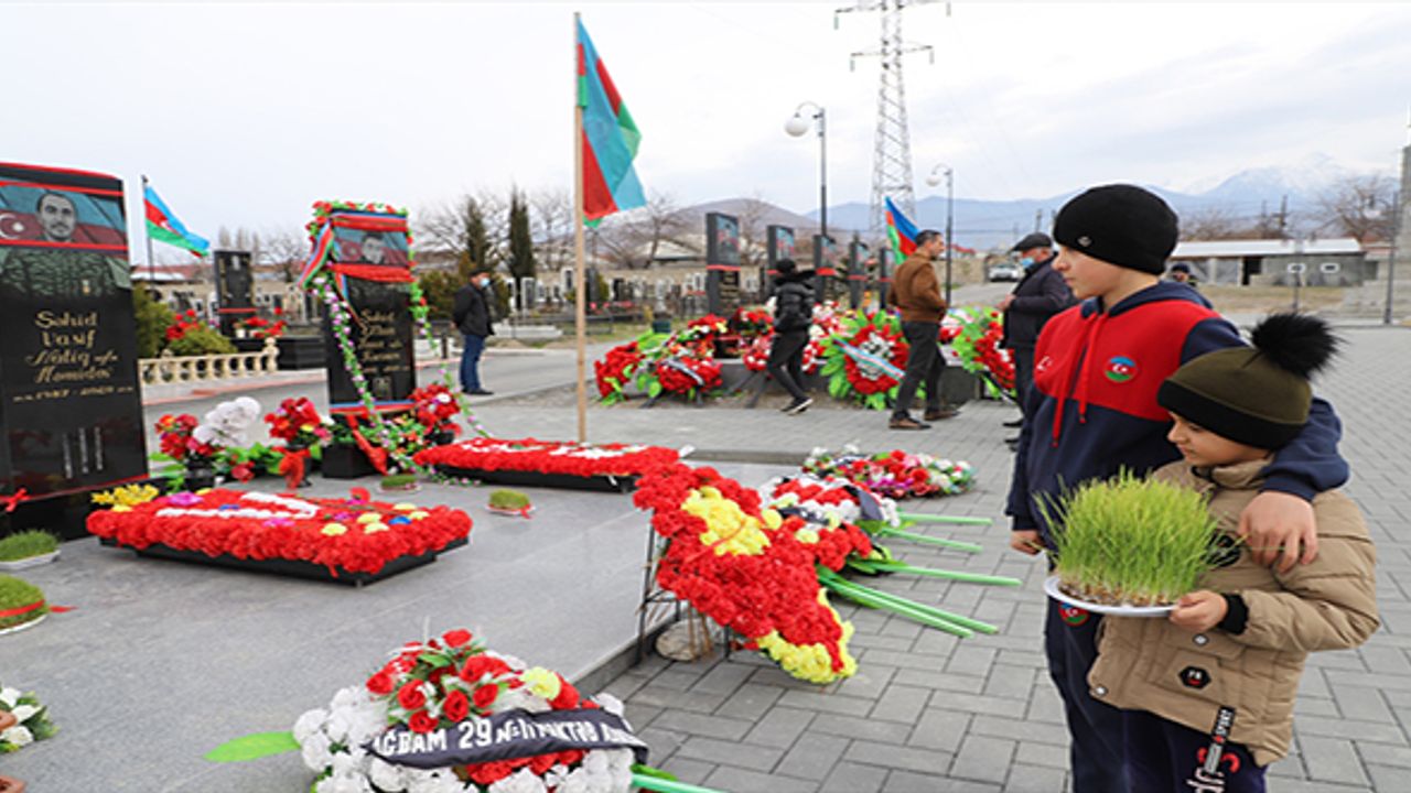 Azerbaycanlılar, Nevruz Bayramı'nda şehitliklere akın etti