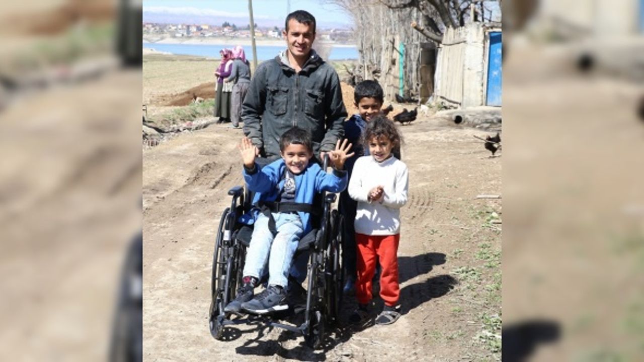 Babasının sırtında okula giden bedensel engelli Batuhan için yollar açılıyor