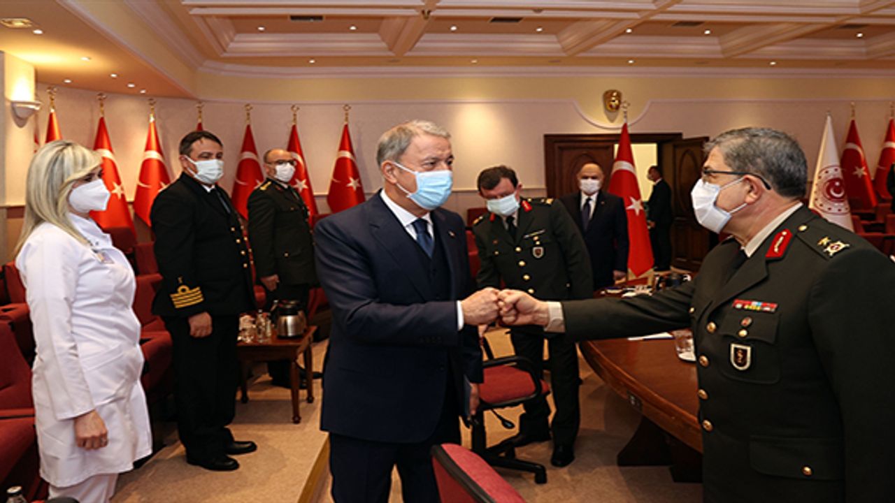 Bakan Akar, sağlık çalışanlarının bayramını kutladı