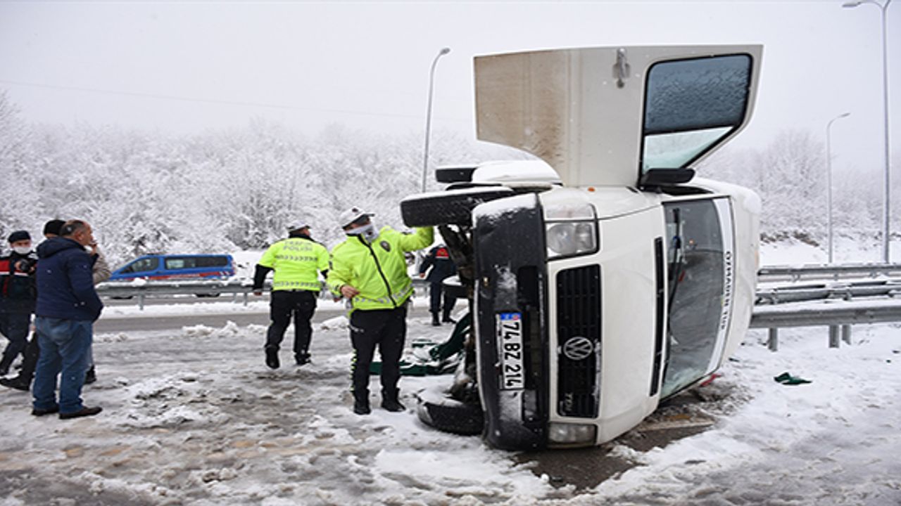 Bartın'da işçi servisi devrildi: 11 yaralı