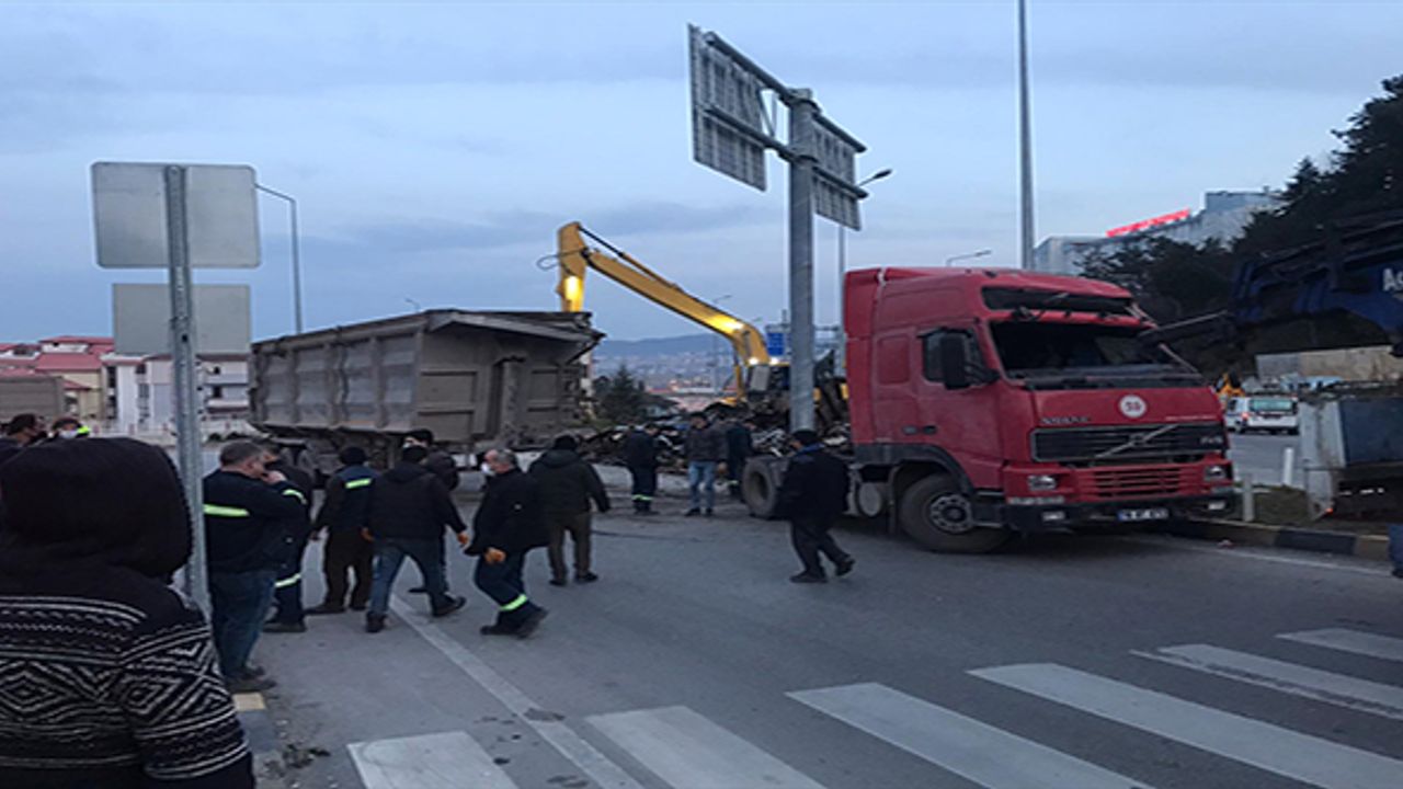 Bartın'da tır devrildi, şoförün kolu koptu