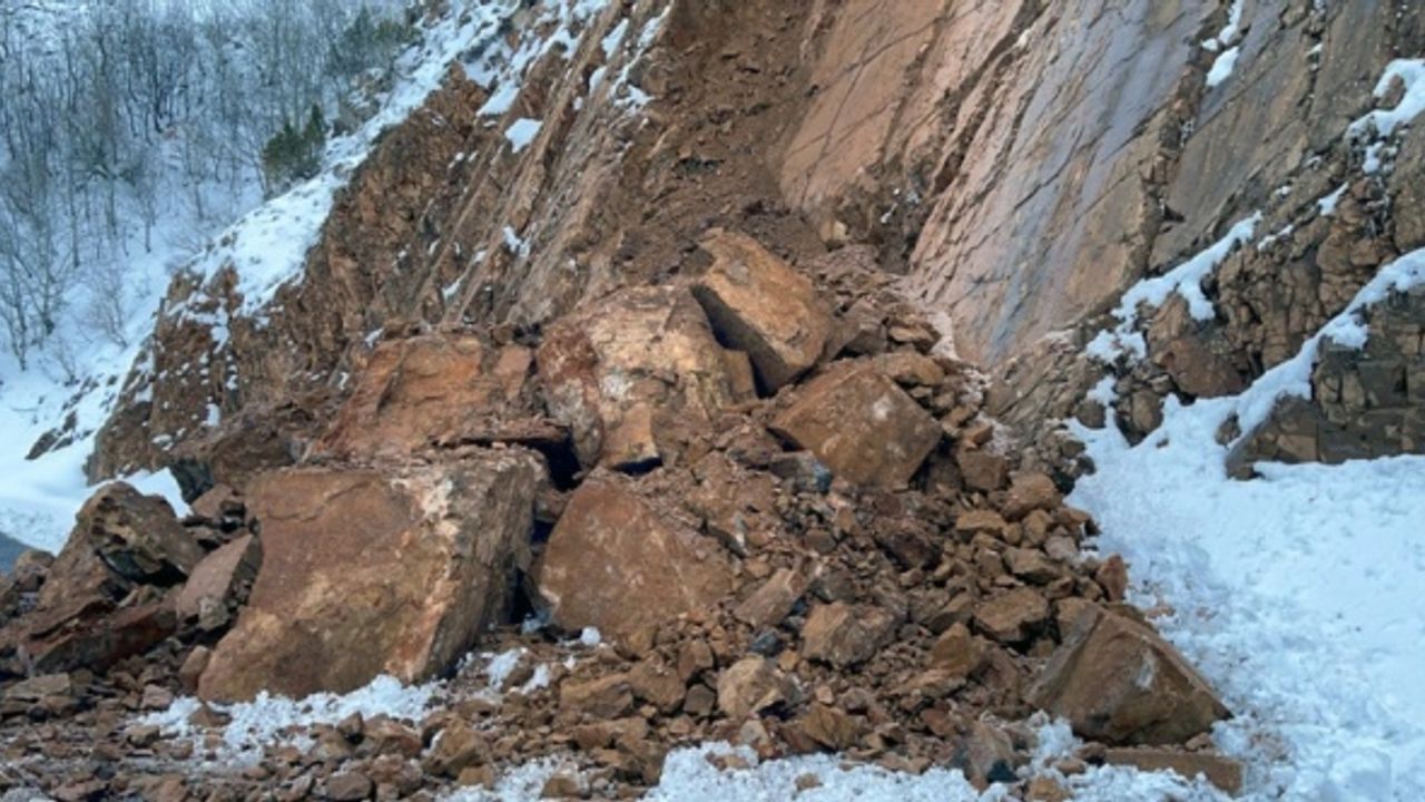 Bingöl'de Karlıova-Yedisu kara yolu heyelan nedeniyle kapandı