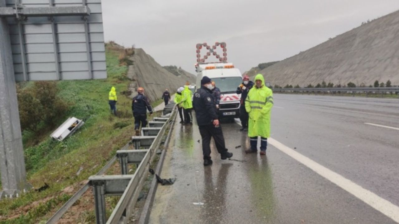Bursa'da otoyolda bariyerlere çarparak devrilen otomobilin sürücüsü öldü