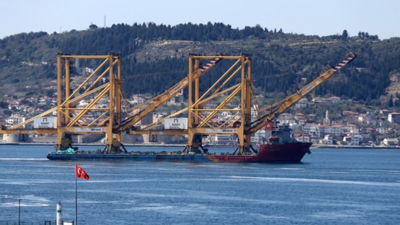 Büyük liman vinci taşıyan geminin Çanakkale Boğazı'ndan geçişi başladı
