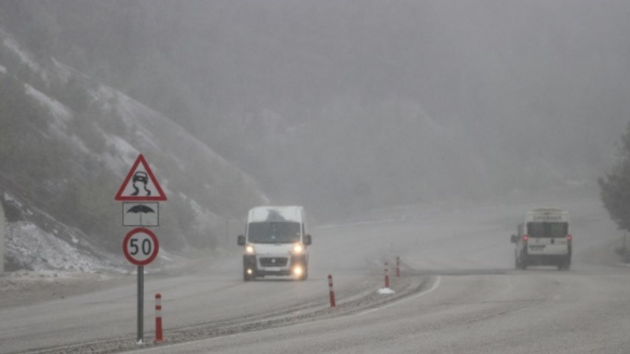 Denizli-Antalya kara yolunda sis ve kar, ulaşımı olumsuz etkiliyor