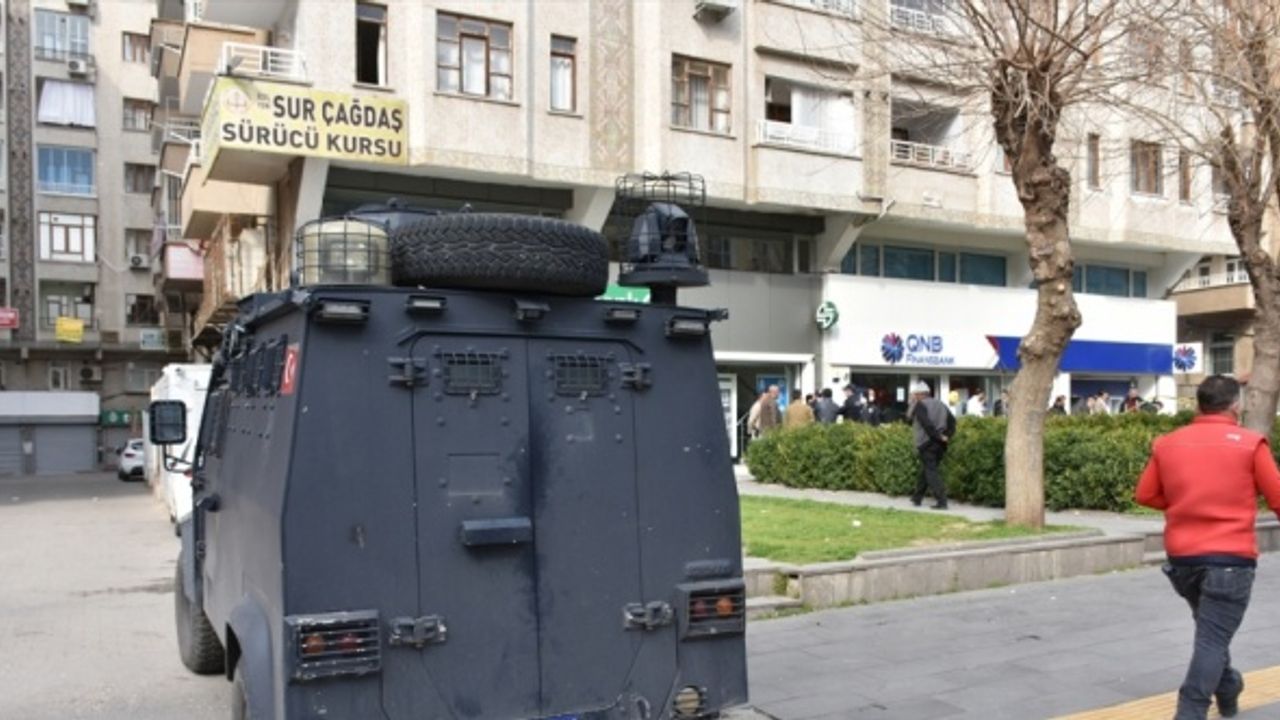 Diyarbakır'da banka soymaya kalkışan kişi polislerin ikna çalışması sonucu teslim oldu