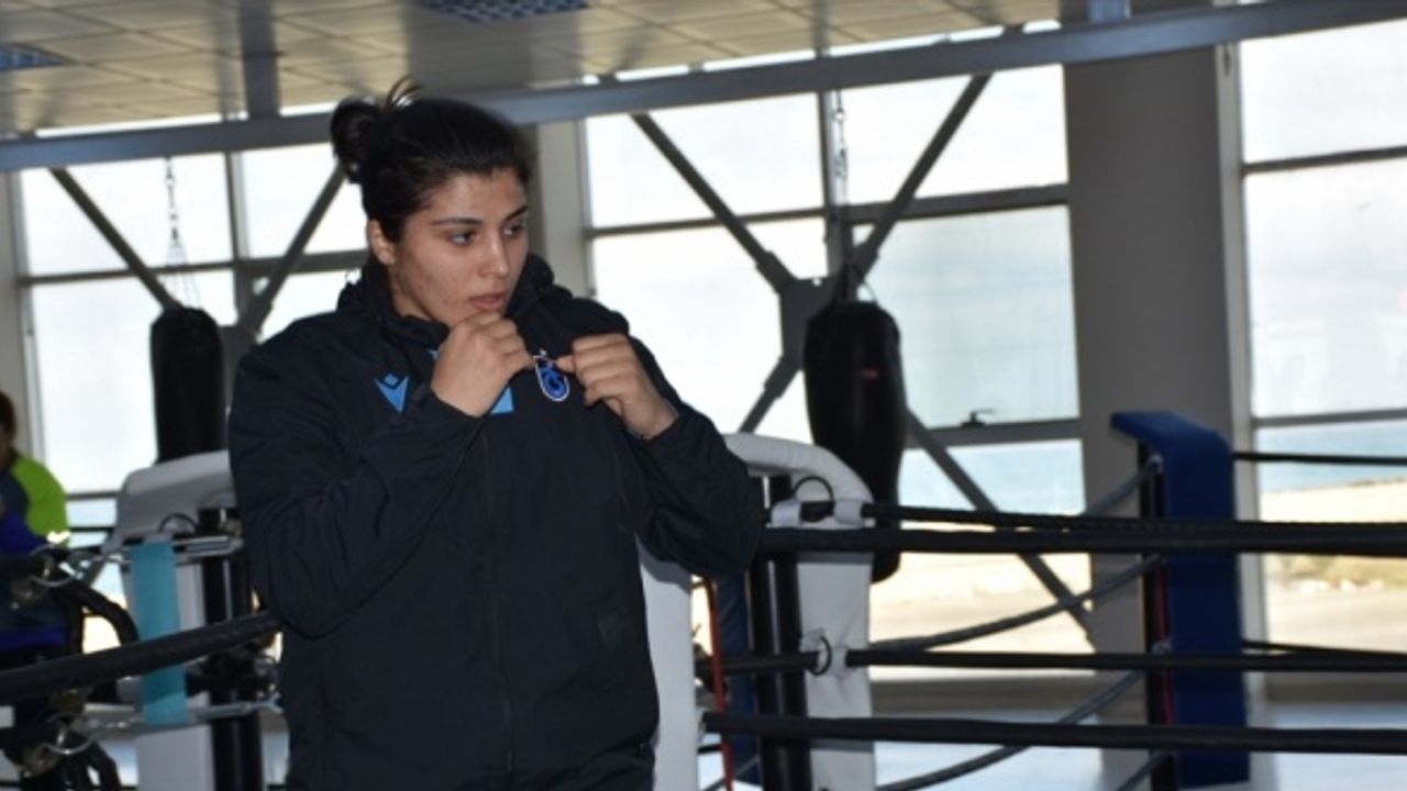 Busenaz Sürmeneli genç kızlara hayallerinin peşinden koşmayı öğütledi