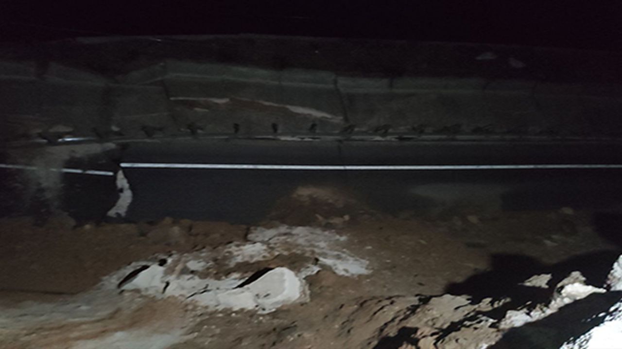 Düzce'de heyelan nedeniyle yol trafiğe kapatıldı