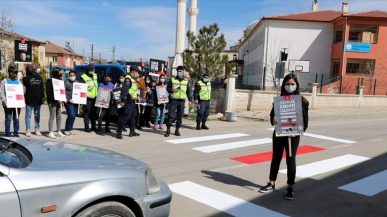 Elazığ'da jandarma ve öğrenciler 'trafikte yayalar kırmızı çizgimizdir' mesajı verdi