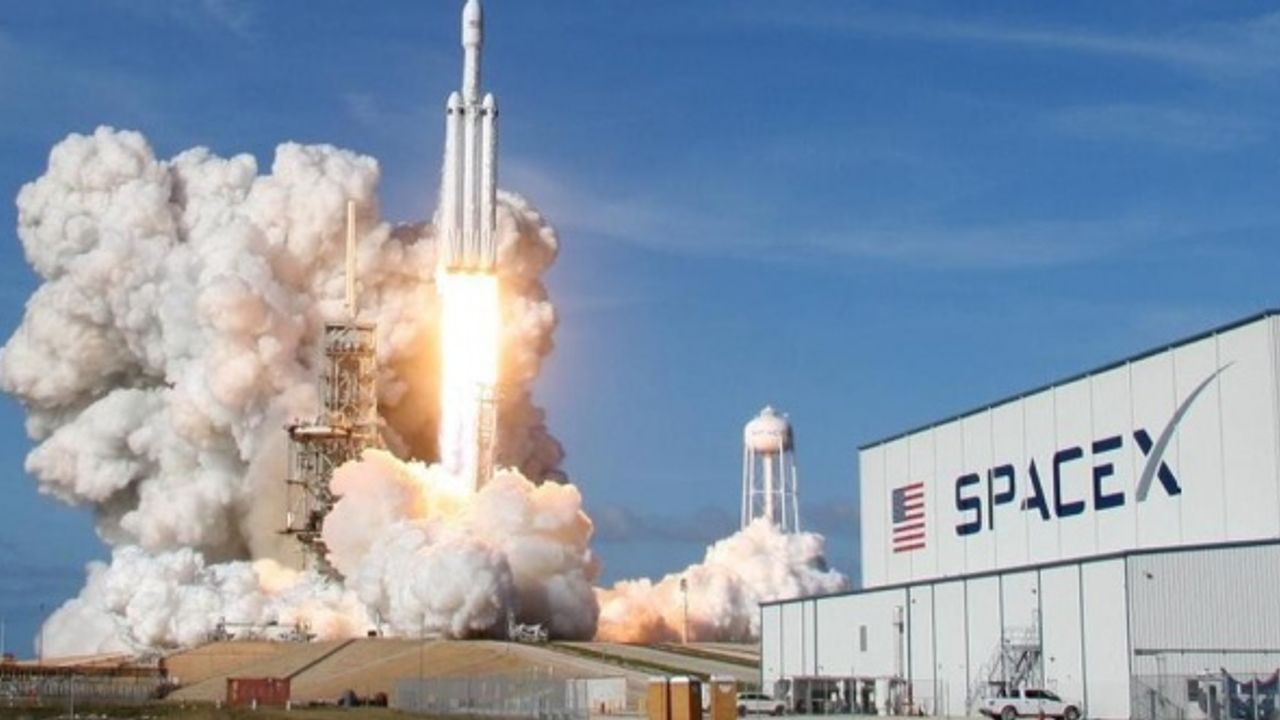 NASA'nın Ay'a astronot götüreceği uzay aracını SpaceX yapacak!