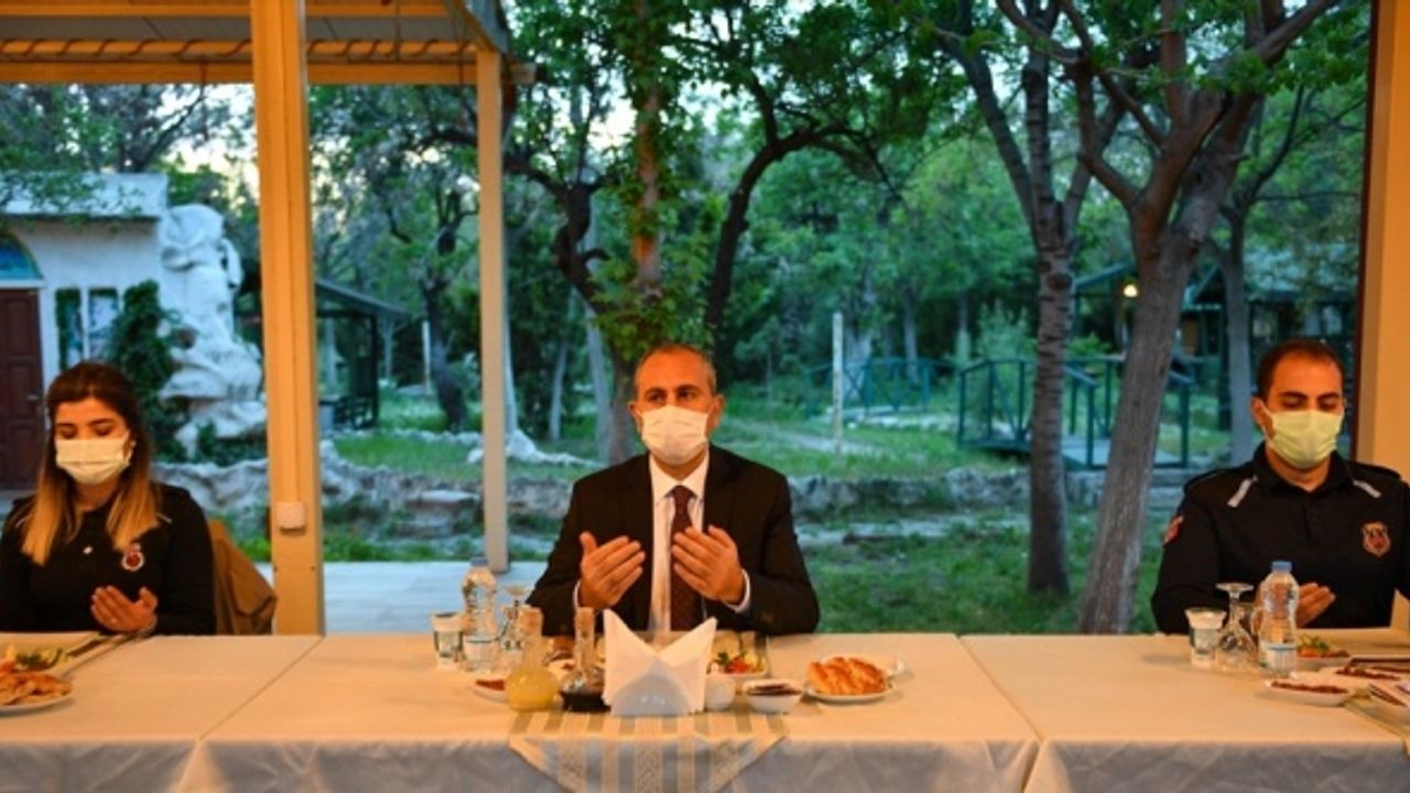 Adalet Bakanı Gül, Ceza ve Tevkifevleri Genel Müdürlüğü personeliyle iftarda buluştu