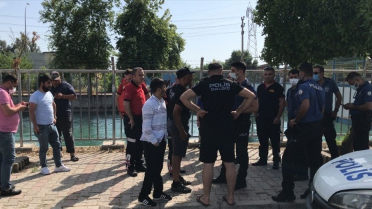 Adana'da yüzmek için sulama kanalına giren genç kayboldu