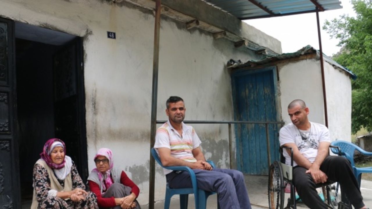 Adıyamanlı fedakar anne bedensel engelli üç çocuğuna bebek gibi bakıyor
