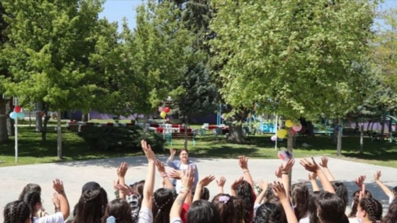 Aile ve Sosyal Hizmetler Bakanı Yanık, çocuk destek merkezindeki çocuklarla buluştu