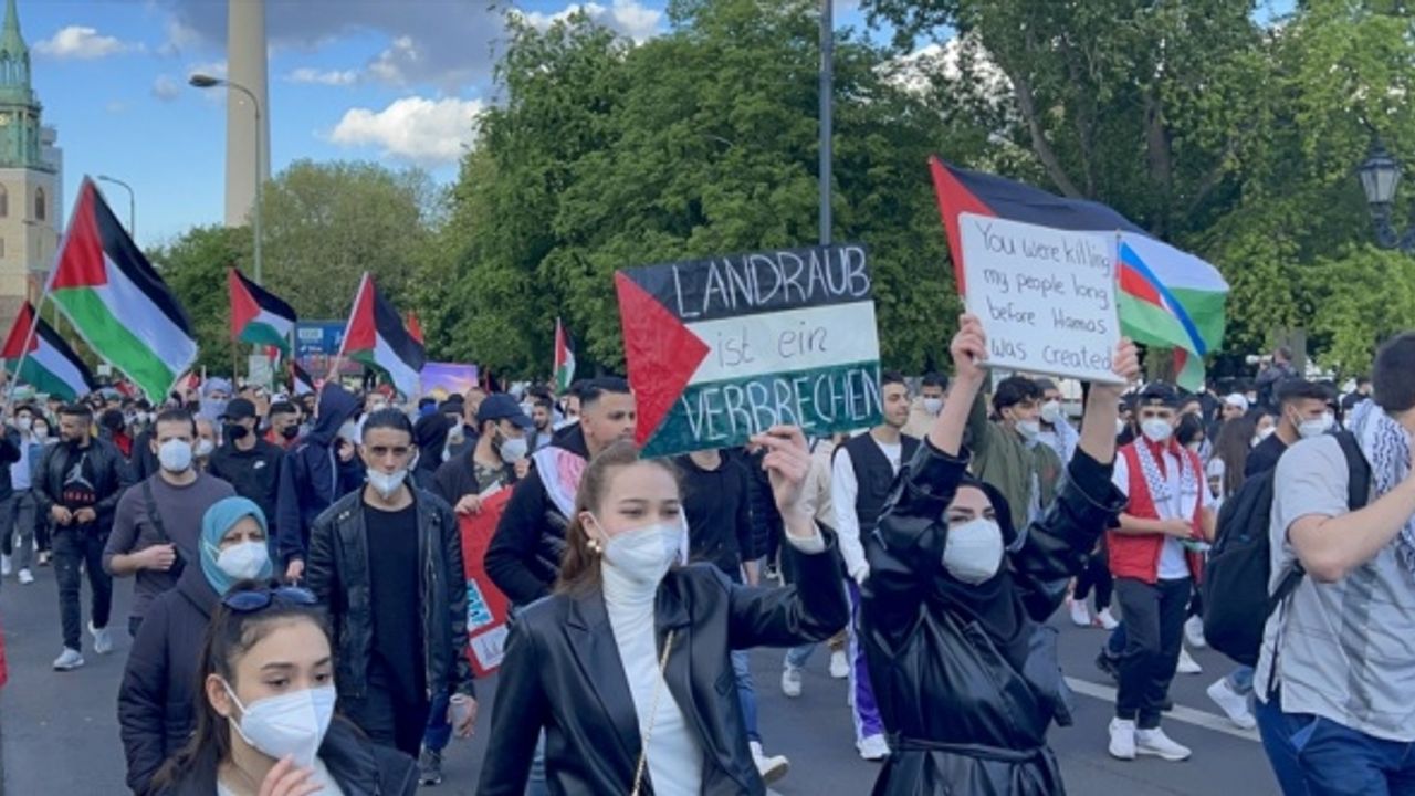 Almanya’da İsrail’in Filistin’e yönelik saldırıları protesto edildi