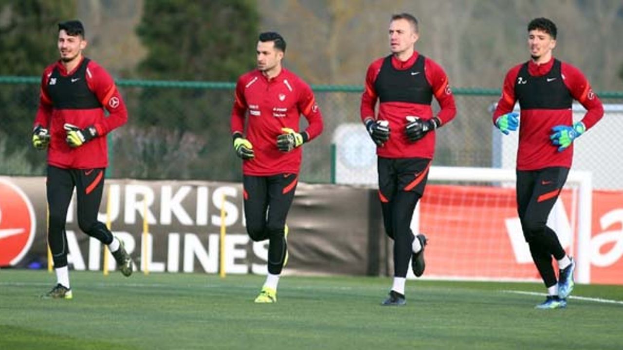 Altay Bayındır: Kim oynarsa oynasın havlusunu tutup terini sileriz