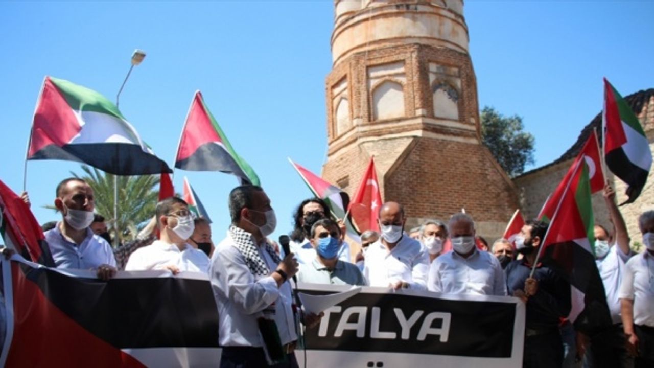 Antalya Kudüs Platformu üyeleri tarihi minareye Türk ve Filistin bayrağı astı