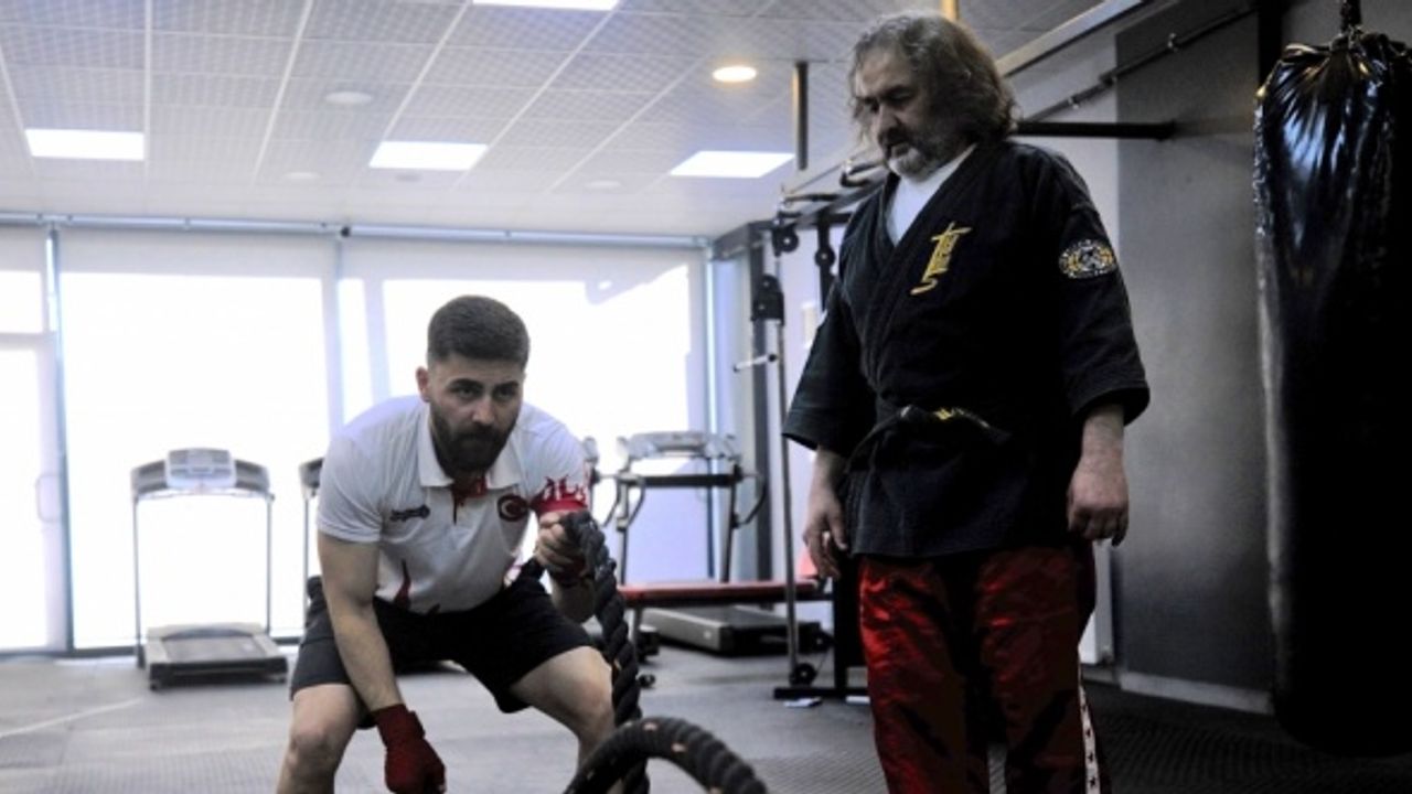 Antrenör baba, Balkan şampiyonu kick boksçu oğlunu müsabakalara hazırlıyor