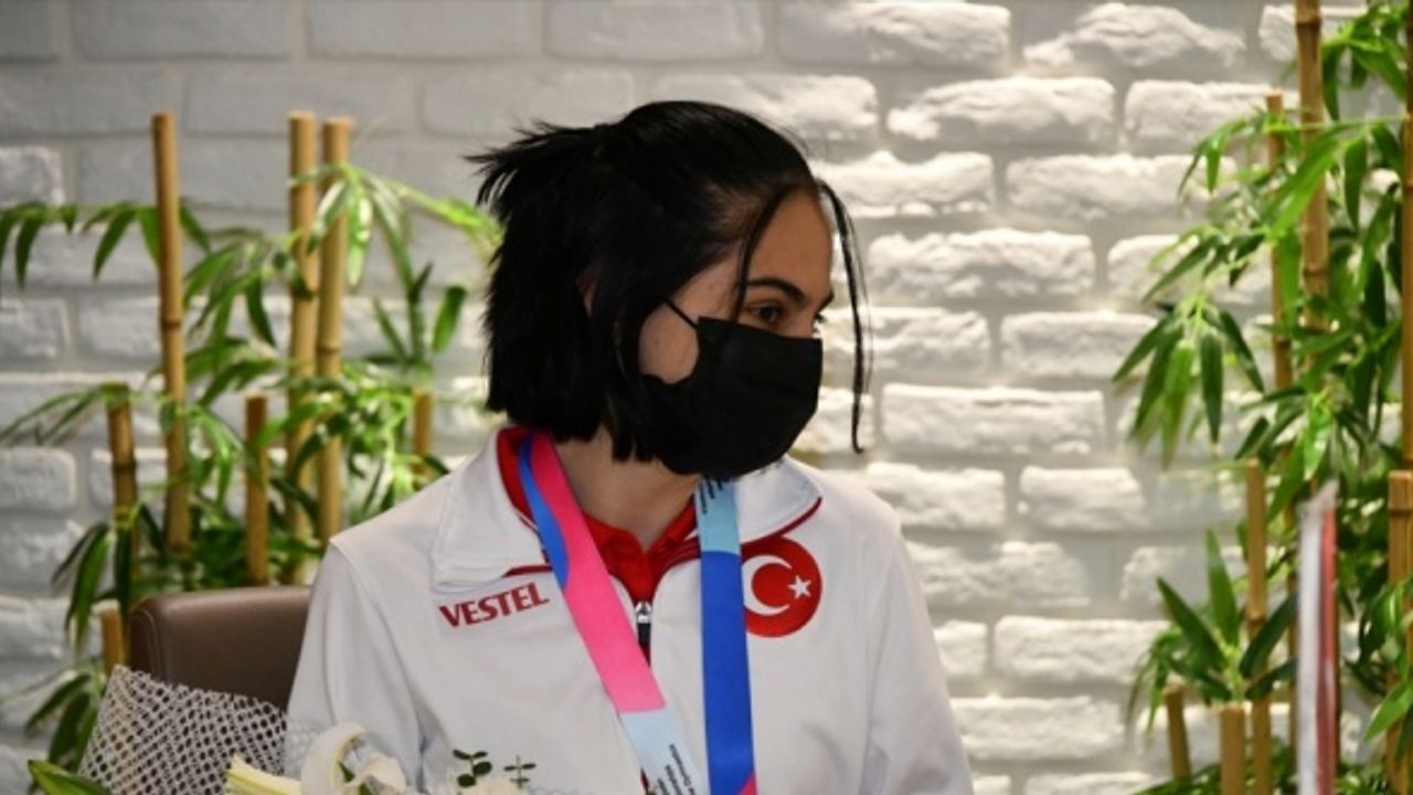 Avrupa Şampiyonası'nda gümüş madalya kazanan milli cimnastikçi Elif Çolak'tan Konyaspor Kulübüne ziyaret