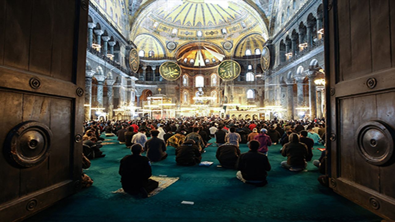 Ayasofya-i Kebir Cami-i Şerifi'nde 87 yıl sonra ilk Ramazan Bayramı namazı