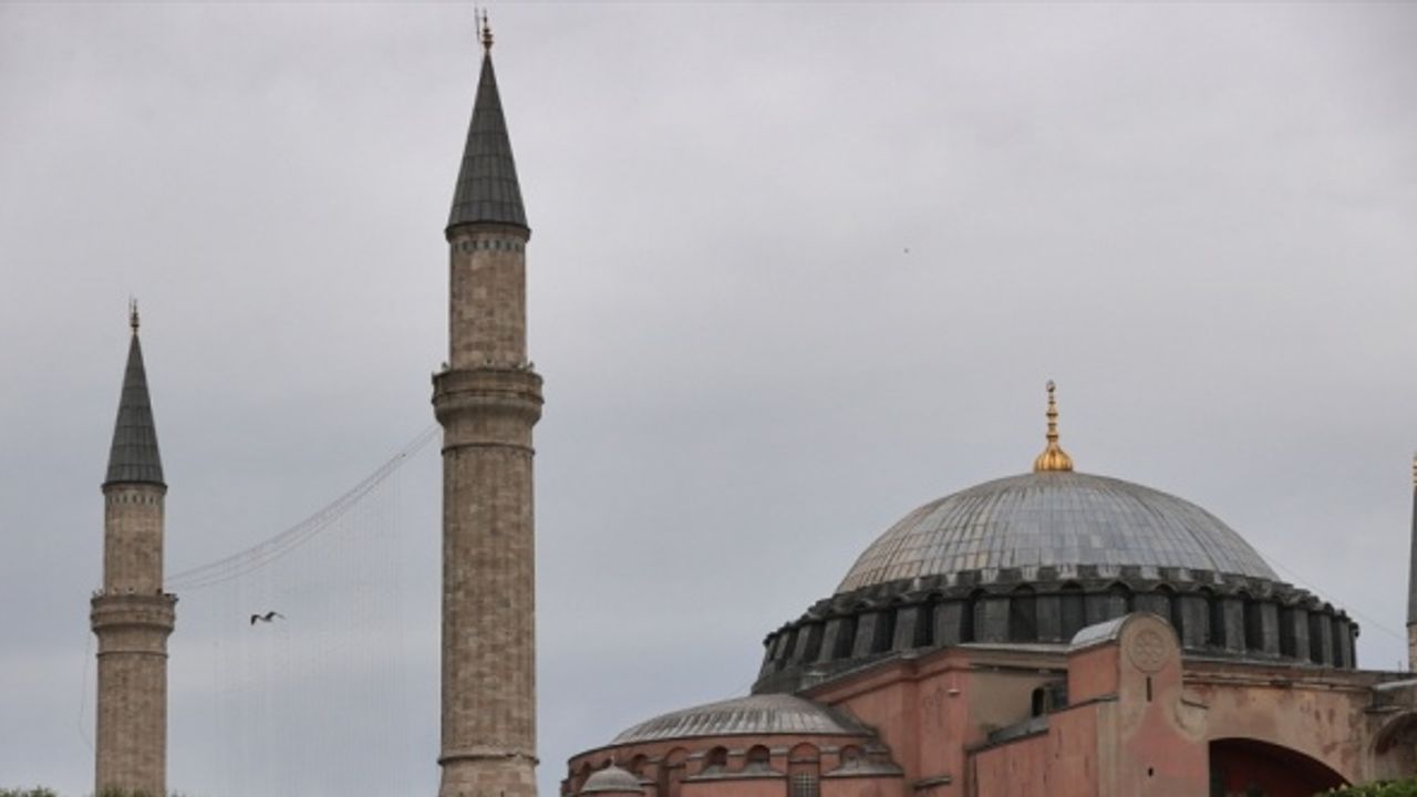 Ayasofya-i Kebir Camisi'ne Kelime-i Tevhid yazılı mahya asıldı
