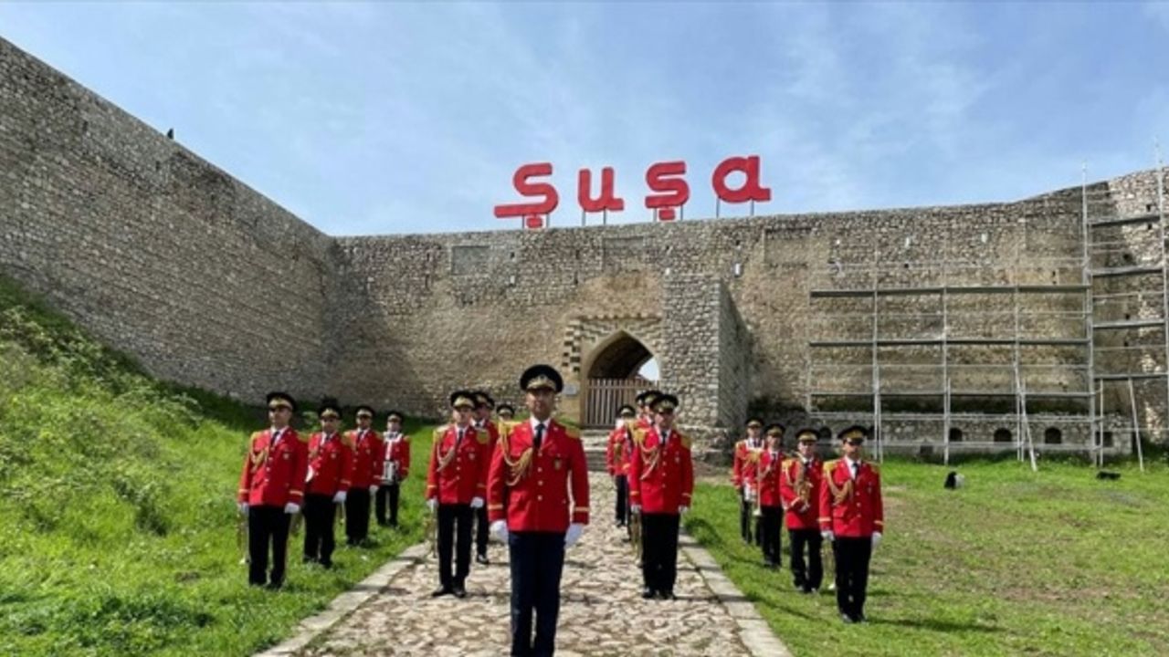 Azerbaycan ordusu, Nazi Almanyası'nın mağlup edilmesinin 76. yılını Şuşa'da geçit töreniyle kutladı