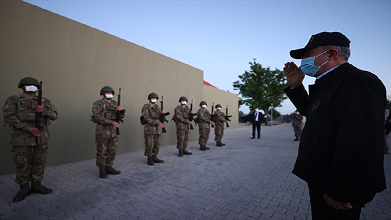 Bakan Akar ve TSK komuta kademesi, sınır birliklerinde incelemelerde bulundu