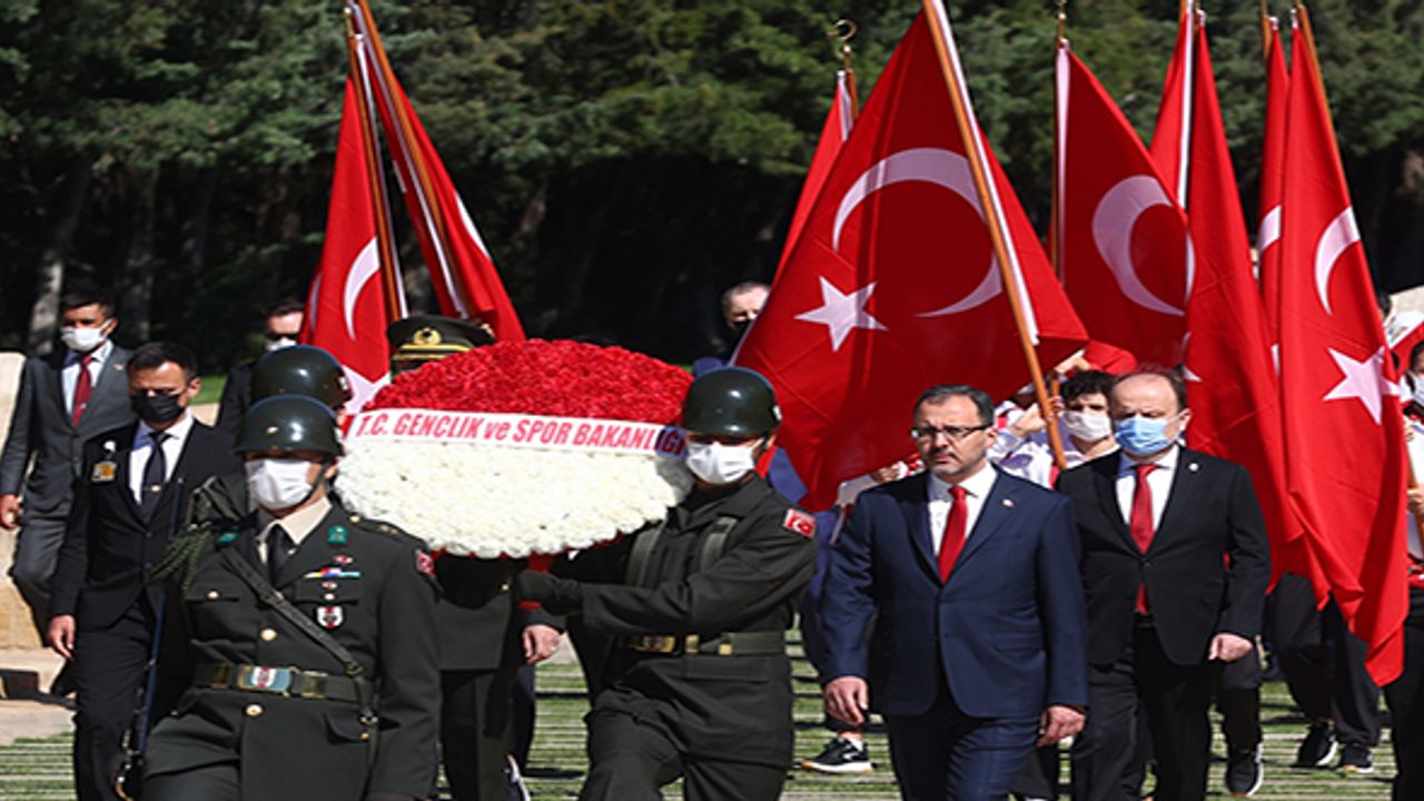 Bakan Kasapoğlu, Anıtkabir'de düzenlenen törene katıldı