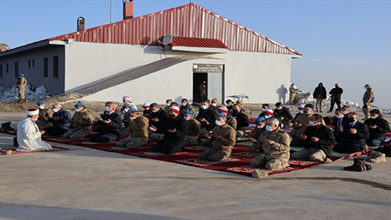 Bakan Soylu, bayram namazını Düz Tepe Üs Bölgesi'nde kıldı