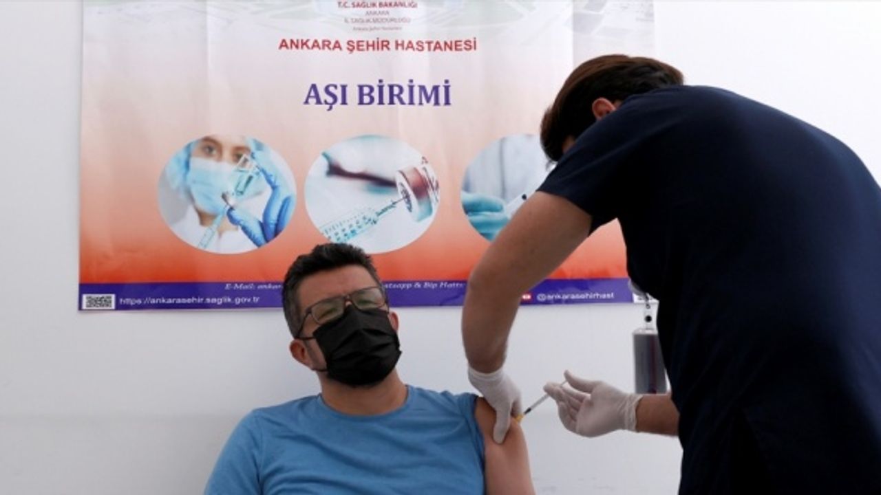 Başkentte sağlık çalışanlarının eşlerine Kovid-19 aşısı yapılmaya başlandı