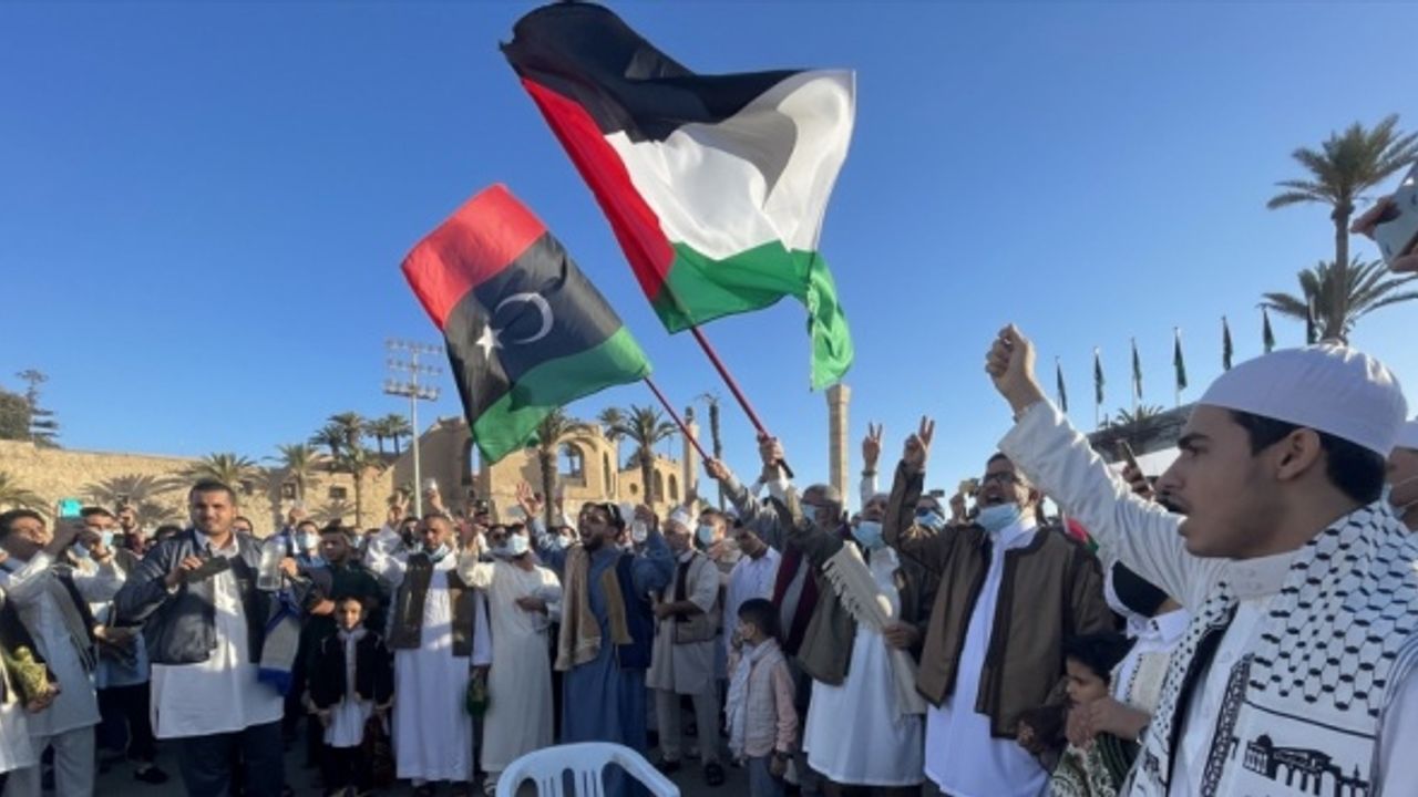 Bayram namazı için toplanan Libyalılar İsrail saldırılarını protesto etti