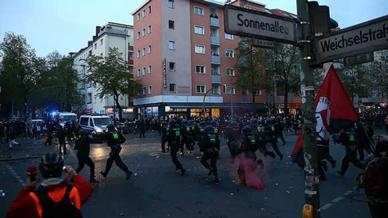 Berlin’deki 1 Mayıs gösterilerinde en az 93 polis yaralandı, 354 kişi gözaltına alındı