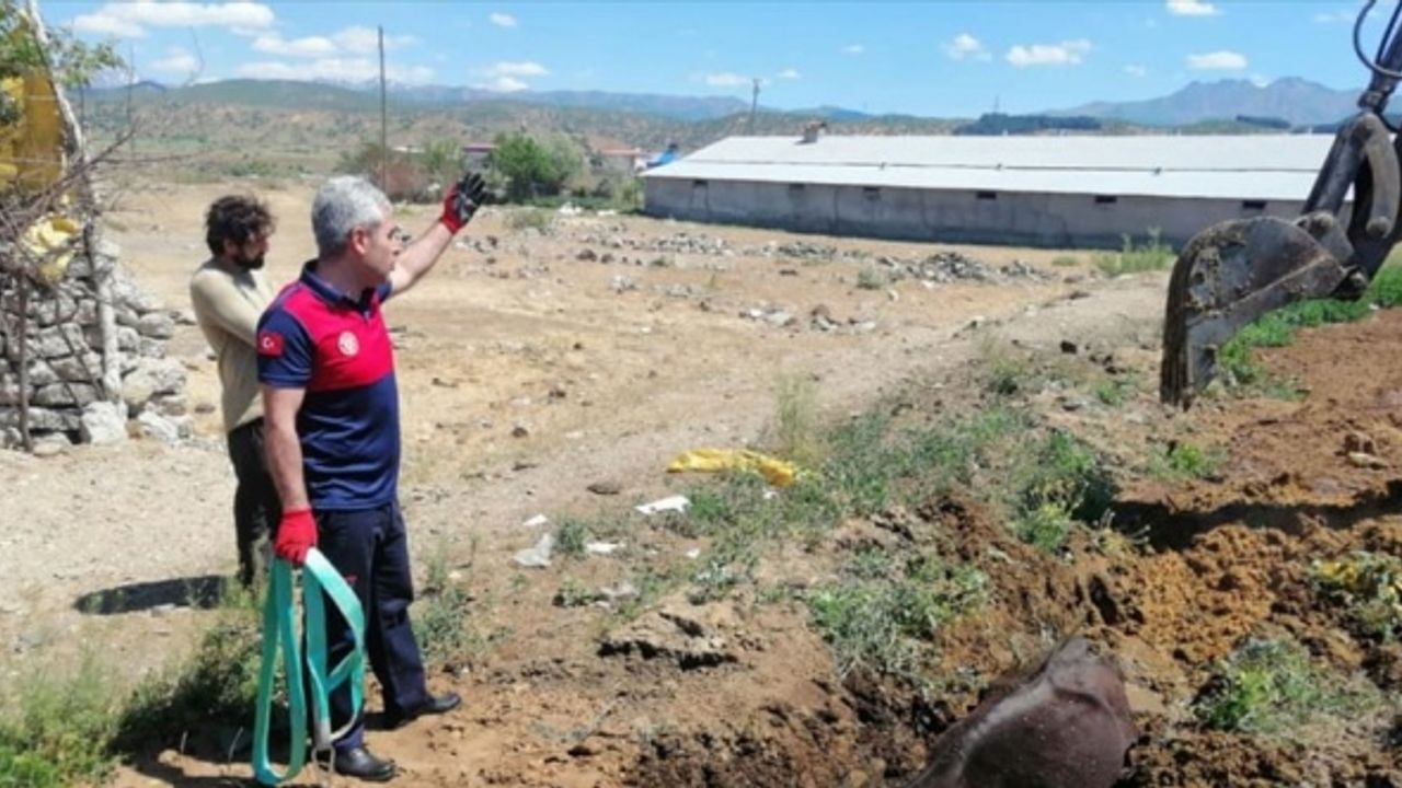 Bingöl'de çamura saplanarak mahsur kalan ineği itfaiye ekibi kurtardı