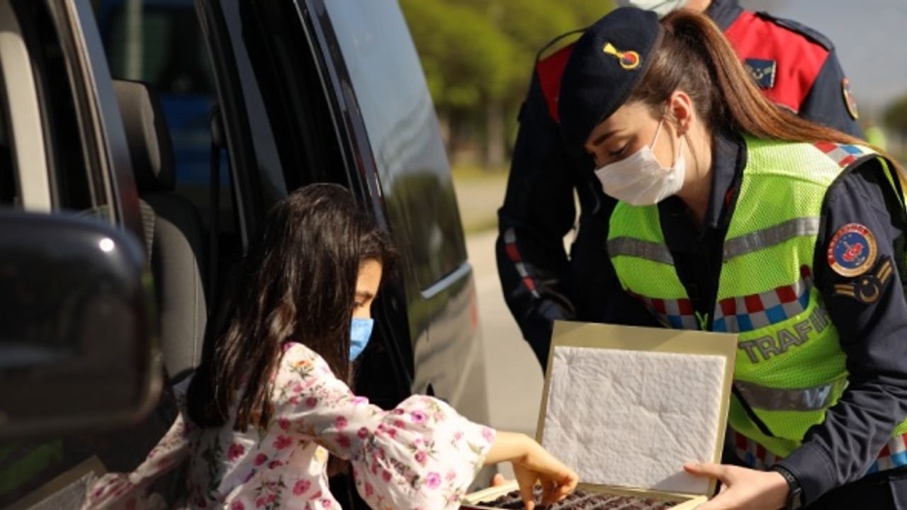 Bolu'da jandarma ve polis sürücülere bayram çikolatası ikram etti