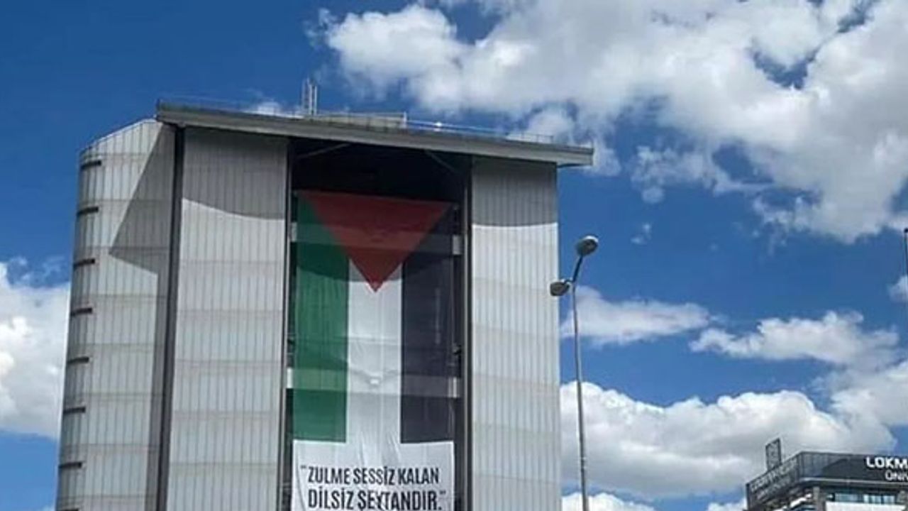 CHP Genel Merkezi'ne Filistin bayrağı asıldı