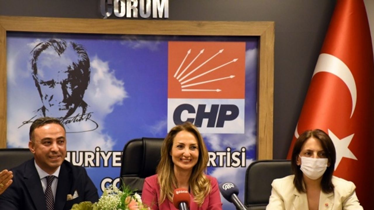 CHP Kadın Kolları Genel Başkanı Nazlıaka, Çorum'da partilileriyle bir araya geldi