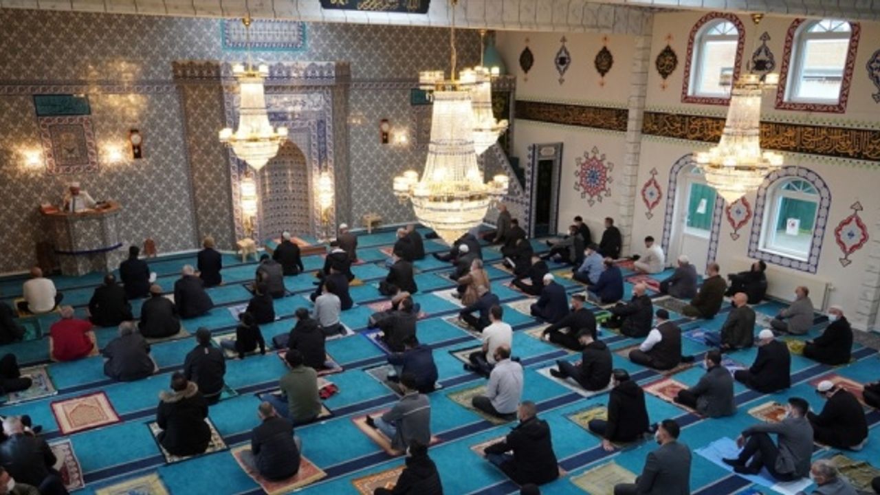 Danimarka’da salgın tedbirleri çerçevesinde kılınan bayram namazında Müslümanlar camiye sığmadı