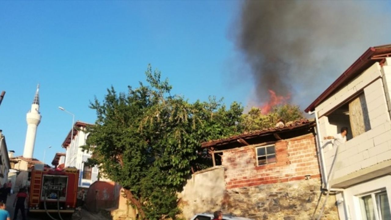 Denizli'de biri koruma altındaki 3 ahşap ev yandı