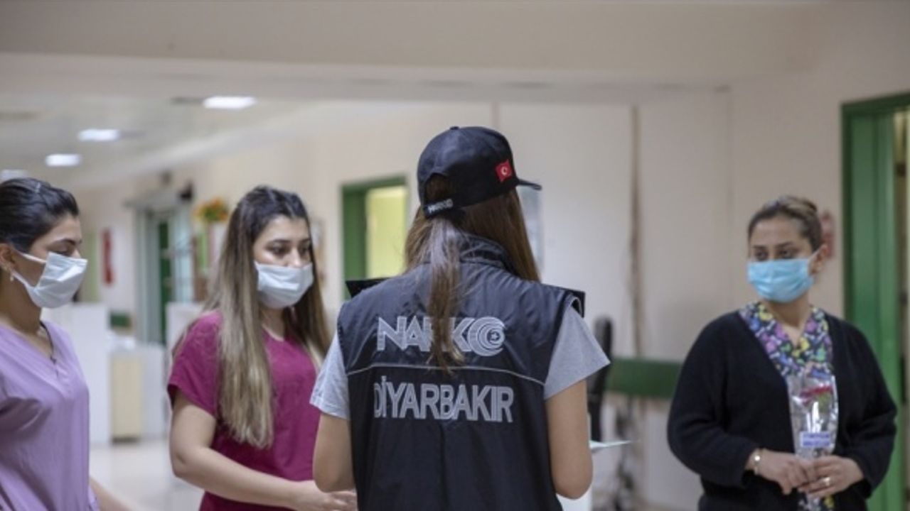 Diyarbakır'da sağlık çalışanı ile doğum yapan anneler unutulmadı
