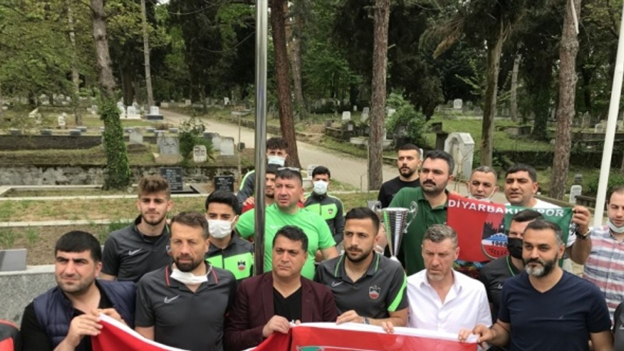 Diyarbekirsporlu futbolcular, şampiyonluk kupasıyla şehit emniyet müdürü Gaffar Okkan'ın kabrini ziyaret etti