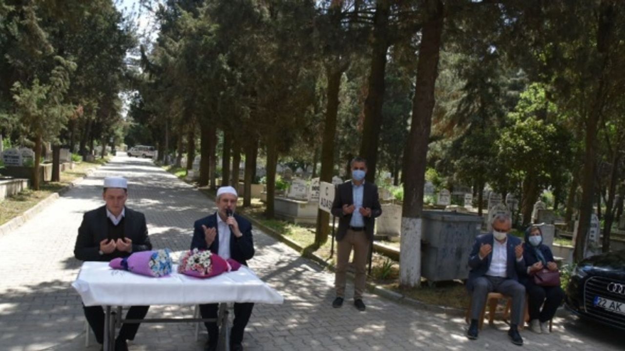 Edirne'de hayatını kaybeden anneler için mezarlıkta Kur'an-ı Kerim okundu, dua edildi