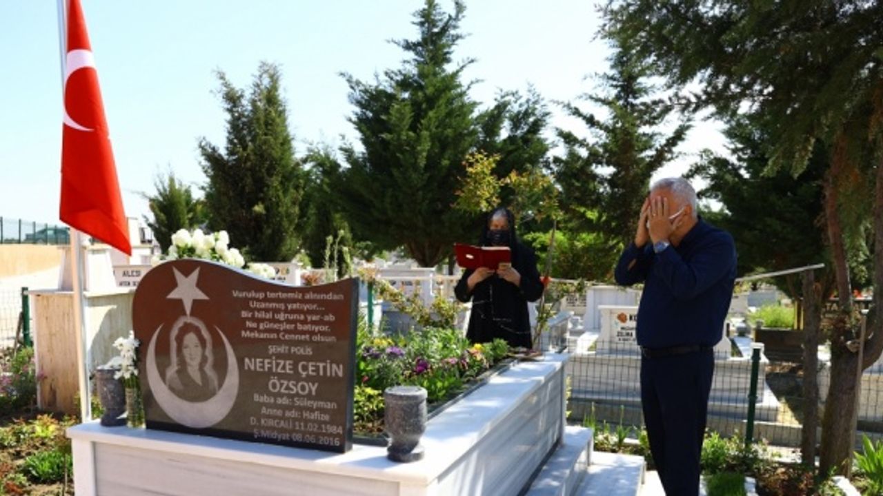 Edirne'de kısıtlamadan muaf tutulan şehit yakınları kabristan ziyaretinde bulundu