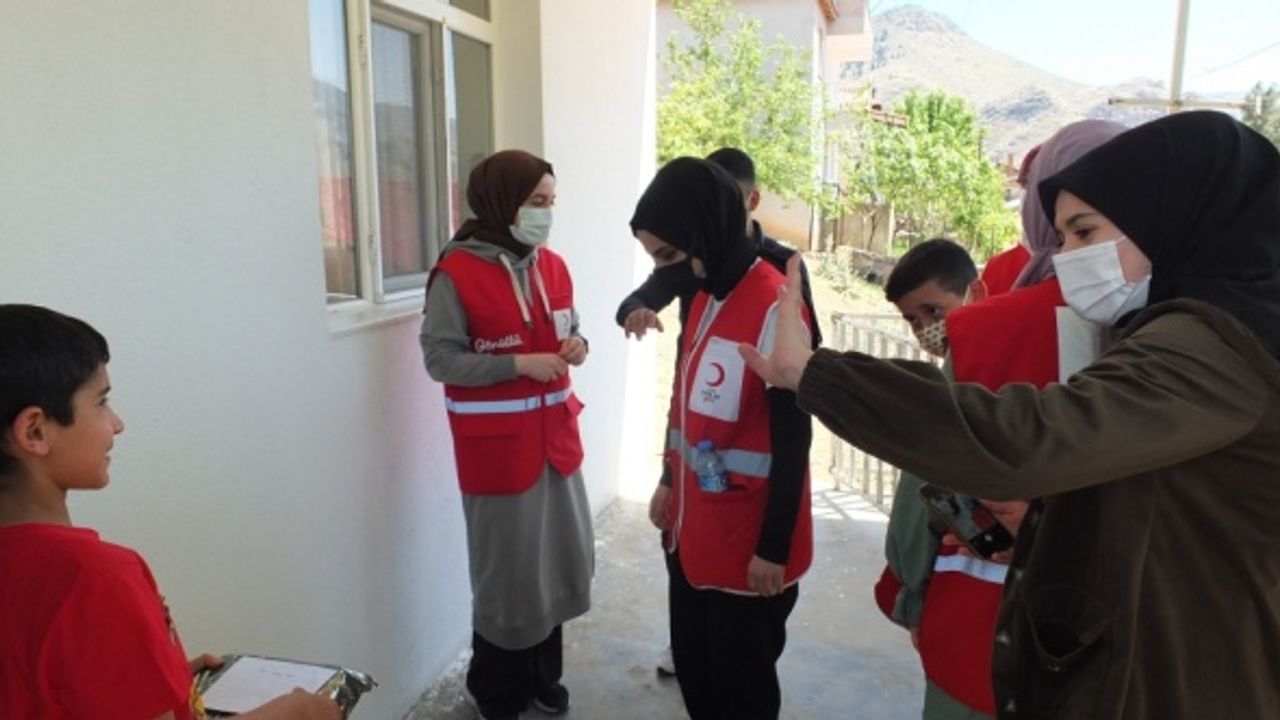 Elazığ'da Kızılay ekipleri çocuklara bayram harçlığı ve hediye dağıttı