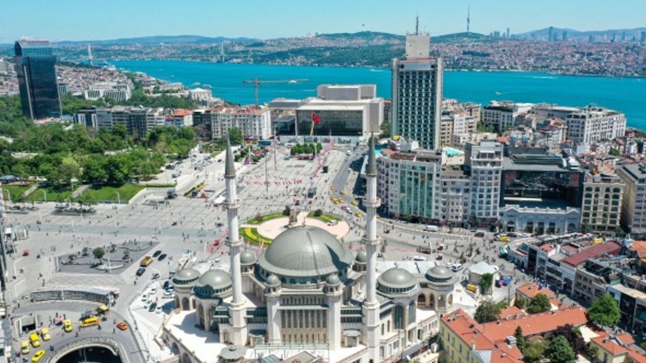 Taksim Camii'nde Hristiyan ve Musevilere ait ibadethaneler mi var? Yerinde inceledik...