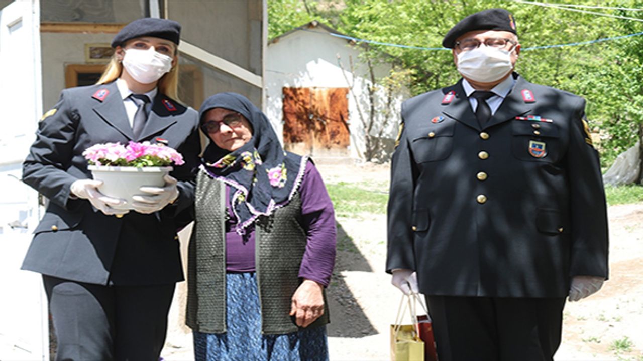 Erzurum'da jandarmadan şehit annesine Anneler Günü sürprizi