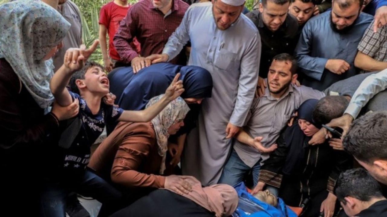 Filistinli küçük çocuğun şehit olan babasına vedası yürekleri dağladı