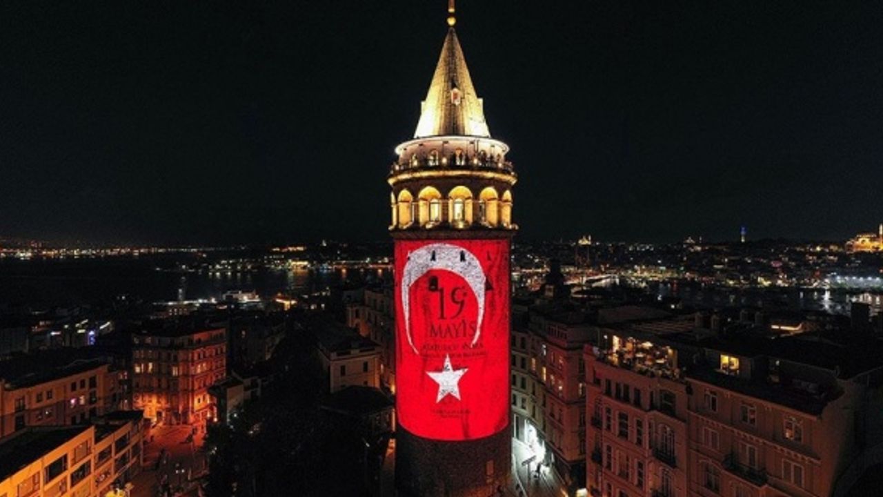 Galata Kulesi 19 Mayıs'a özel görsellerle ışıklandırıldı
