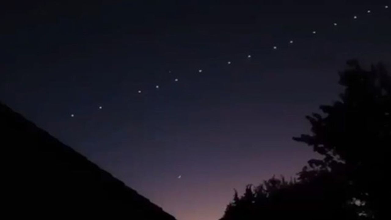 Gökyüzünde sıralı ışıklar (Starlink uyduları heyecana neden oldu)