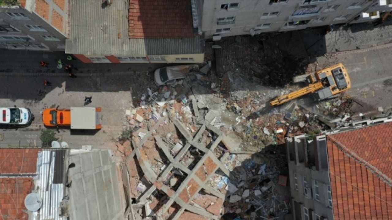 Zeytinburnu'nda çöken binanın etrafındaki 4 bina boşaltıldı