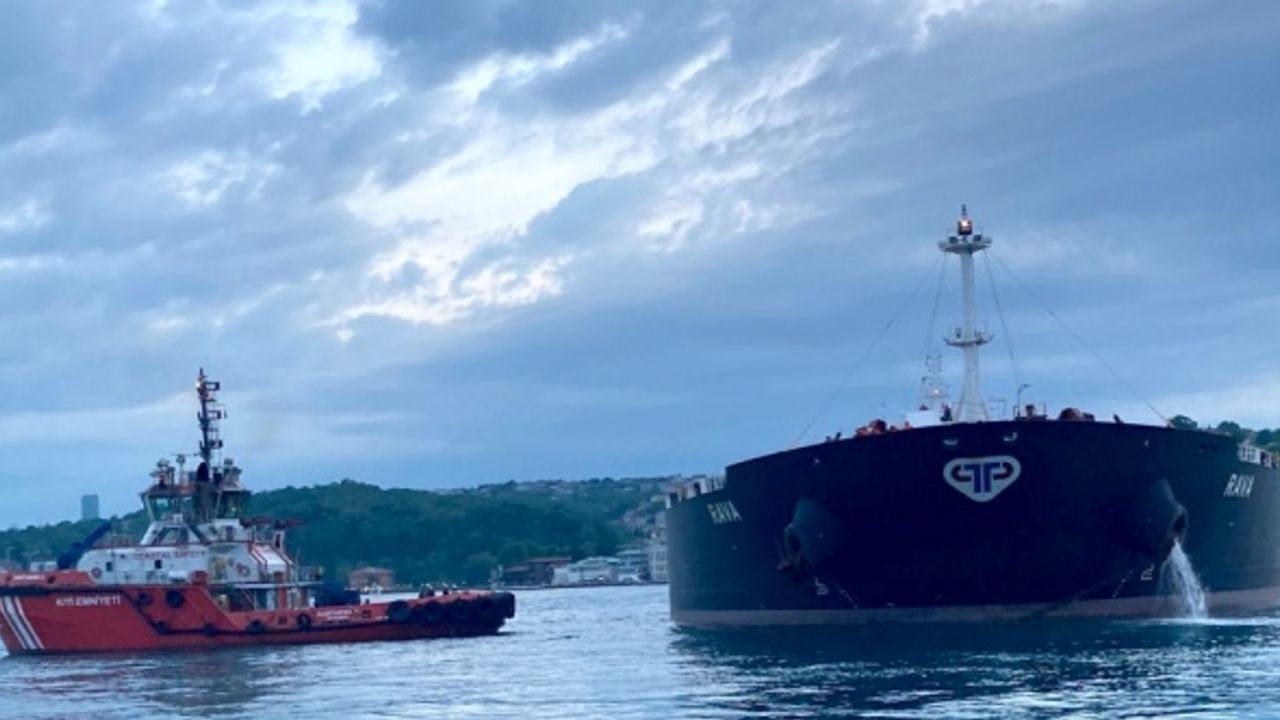 İstanbul Boğazı'nda makine arızası nedeniyle sürüklenen tankere müdahale edildi